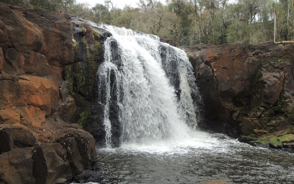 Cachoeira no Rio Corumbataí, na área da CGH Corumbataí, em Pitanga (PR)