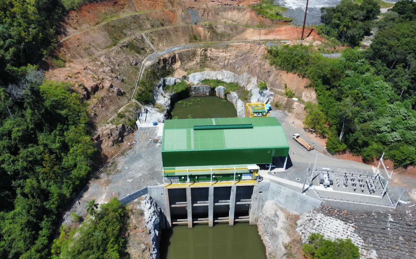 PCH Ipirá — vista aérea da casa de força, vertedouro e subestação